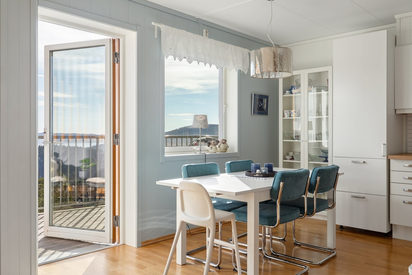 Leiligheten ligger fint til i byggets 3. etasje med flott utsikt. Galleribilde