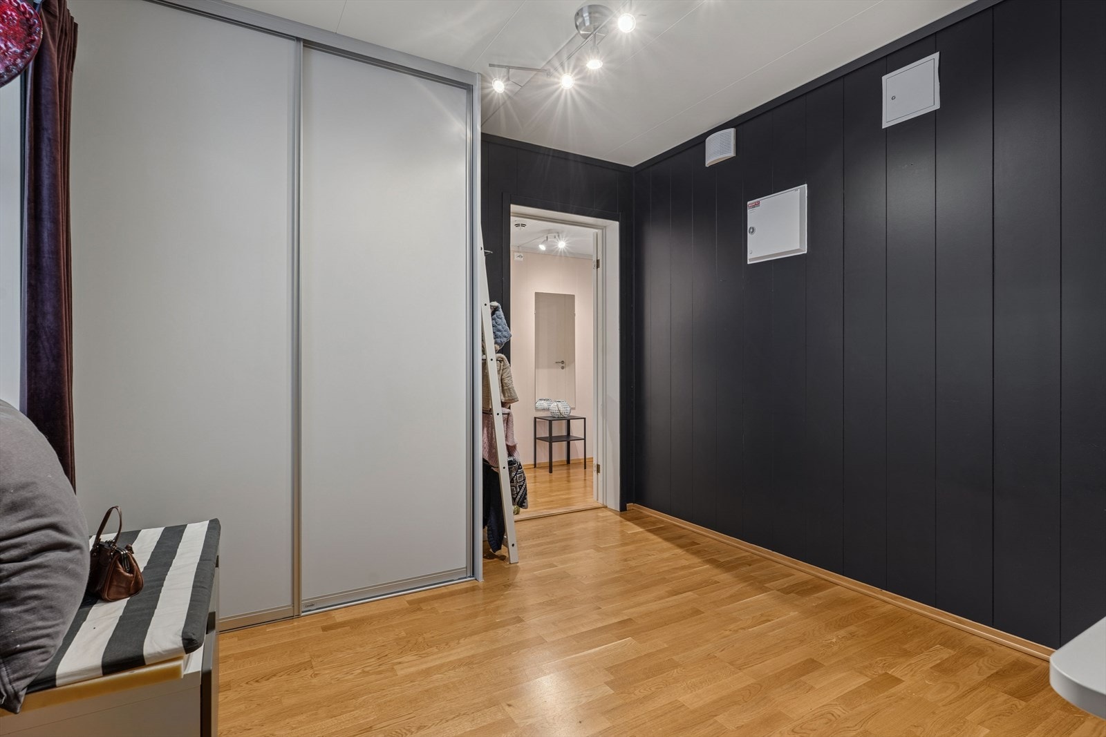 Soverommet er innredet med praktisk skyvedørsgarderobe. Galleribilde