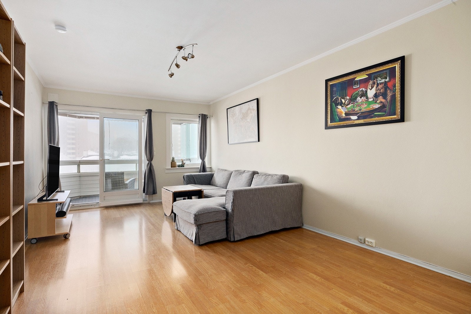 Stuen har flere møbleringsmuligheter med plass til sofa, spisebord og øvrig møblement. Galleribilde
