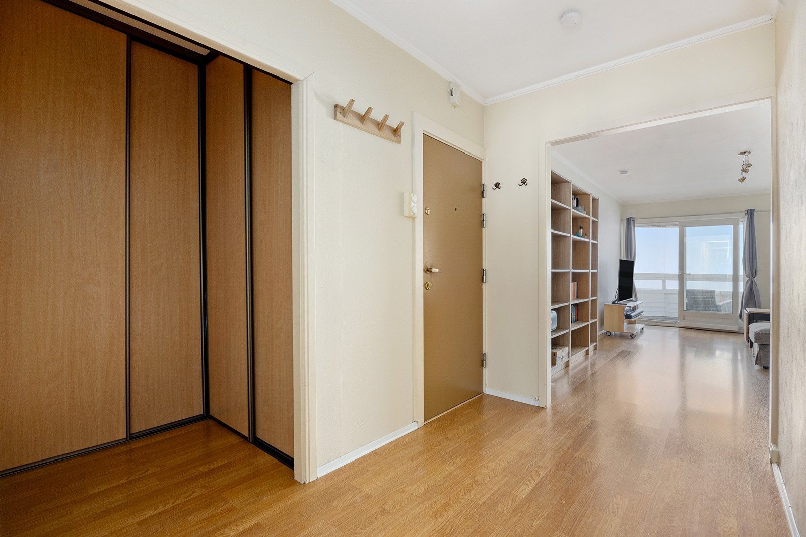 Entré med god plass til oppheng av sko og yttertøy i en garderobe med skap. Galleribilde