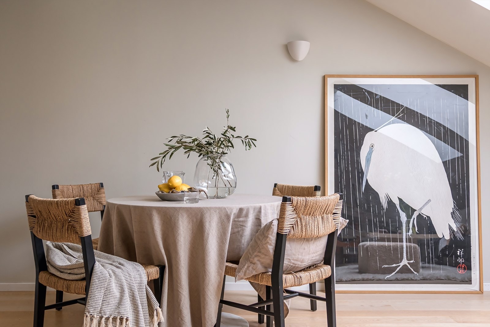 Fin plass for spisebord ved kjøkkenet. Galleribilde