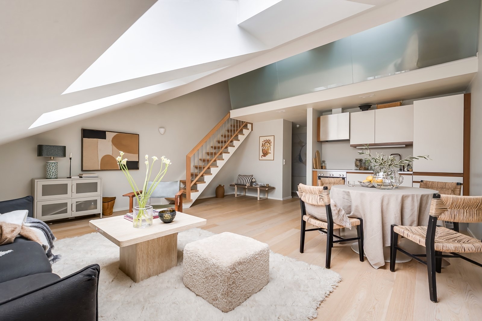 En lys og svært innbydende 2-roms loftsleilighet over to plan i en klassisk bygård. Galleribilde