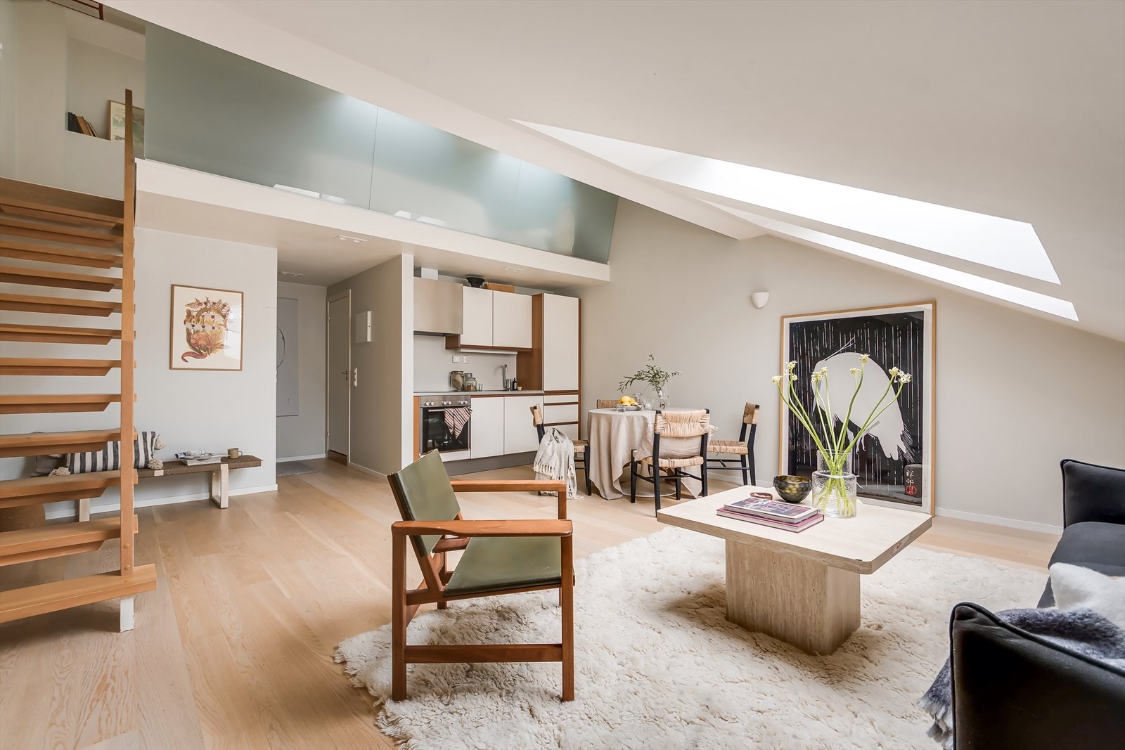 Kjøkkenet ligger i åpen løsning mot stuen, noe som skaper en luftig og moderne atmosfære. Galleribilde