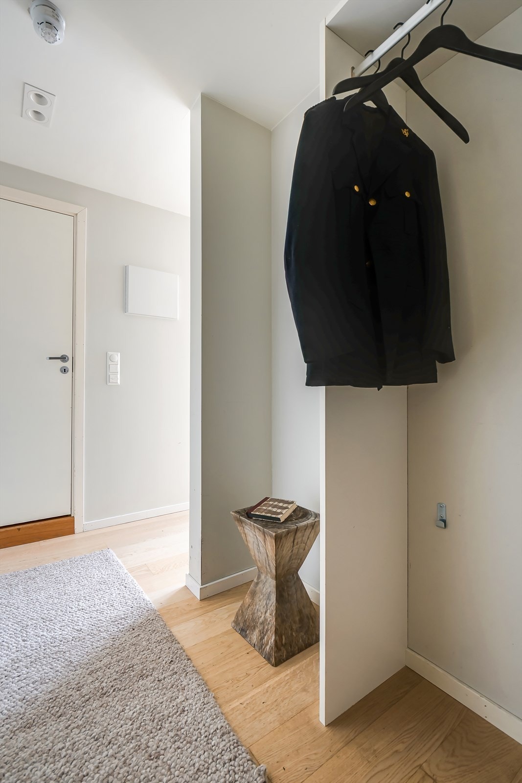 Entréen har god plass til oppheng av yttertøy og plassering av sko, samt garderobeskap. Galleribilde