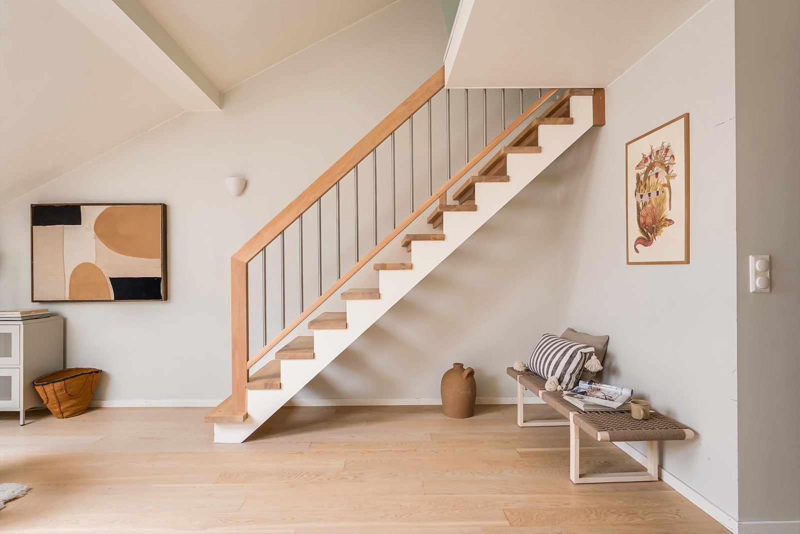 Gode muligheter for hjemmekontor eller lesekrok med bokhyller ved trappen. Galleribilde