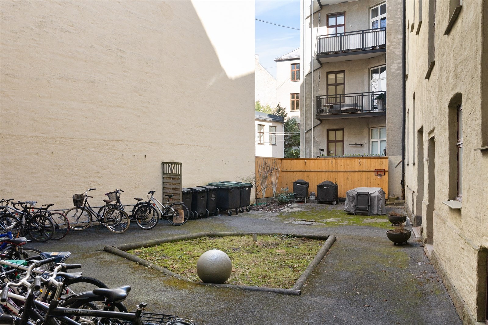 Pent opparbeidet og barnevennlig bakgård. Galleribilde