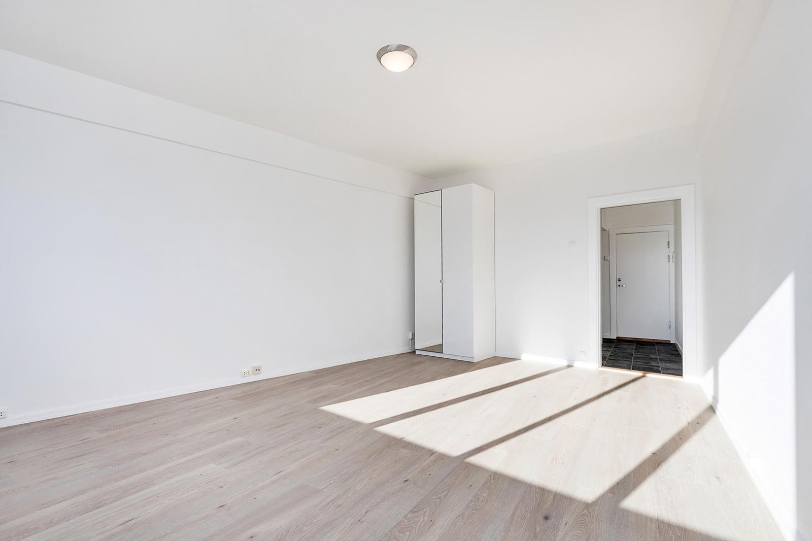 Garderobeskap i stuen følger med leiligheten Galleribilde