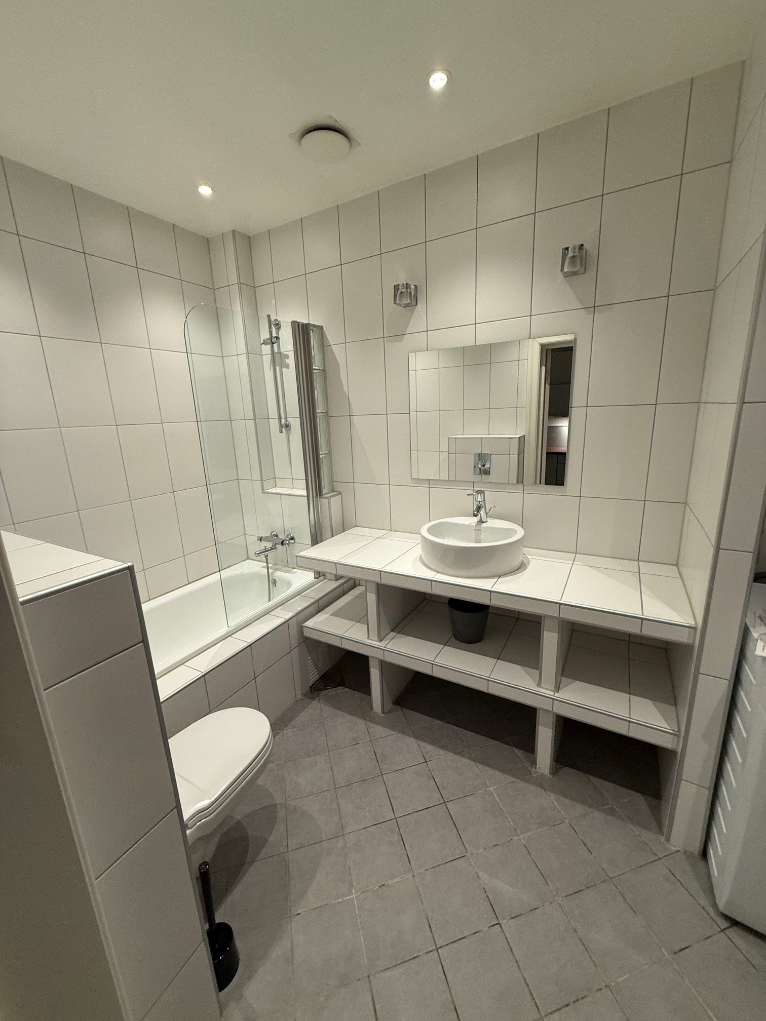 Servantbenk med hyller Galleribilde