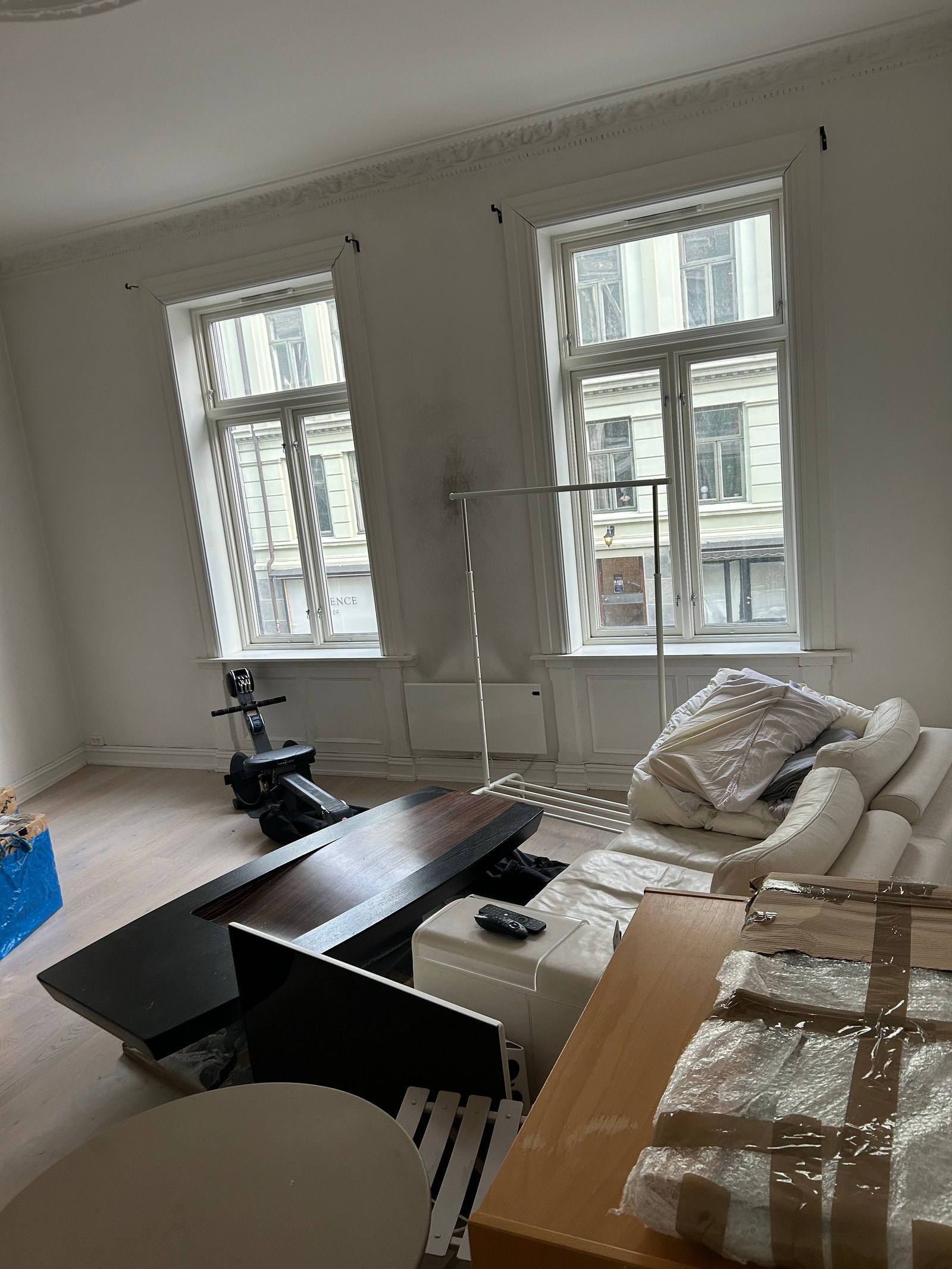Viser vinduene mot gate fra en av stuene Galleribilde