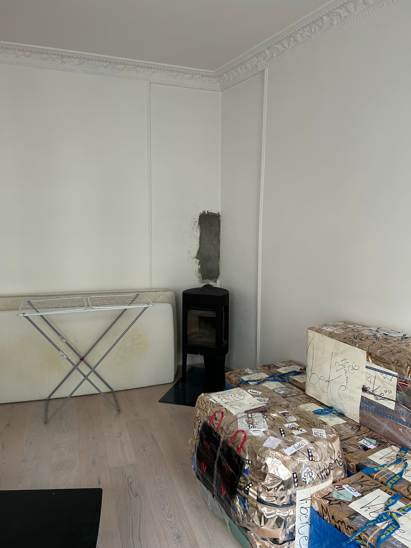 Leiligheten har to ildsteder Galleribilde