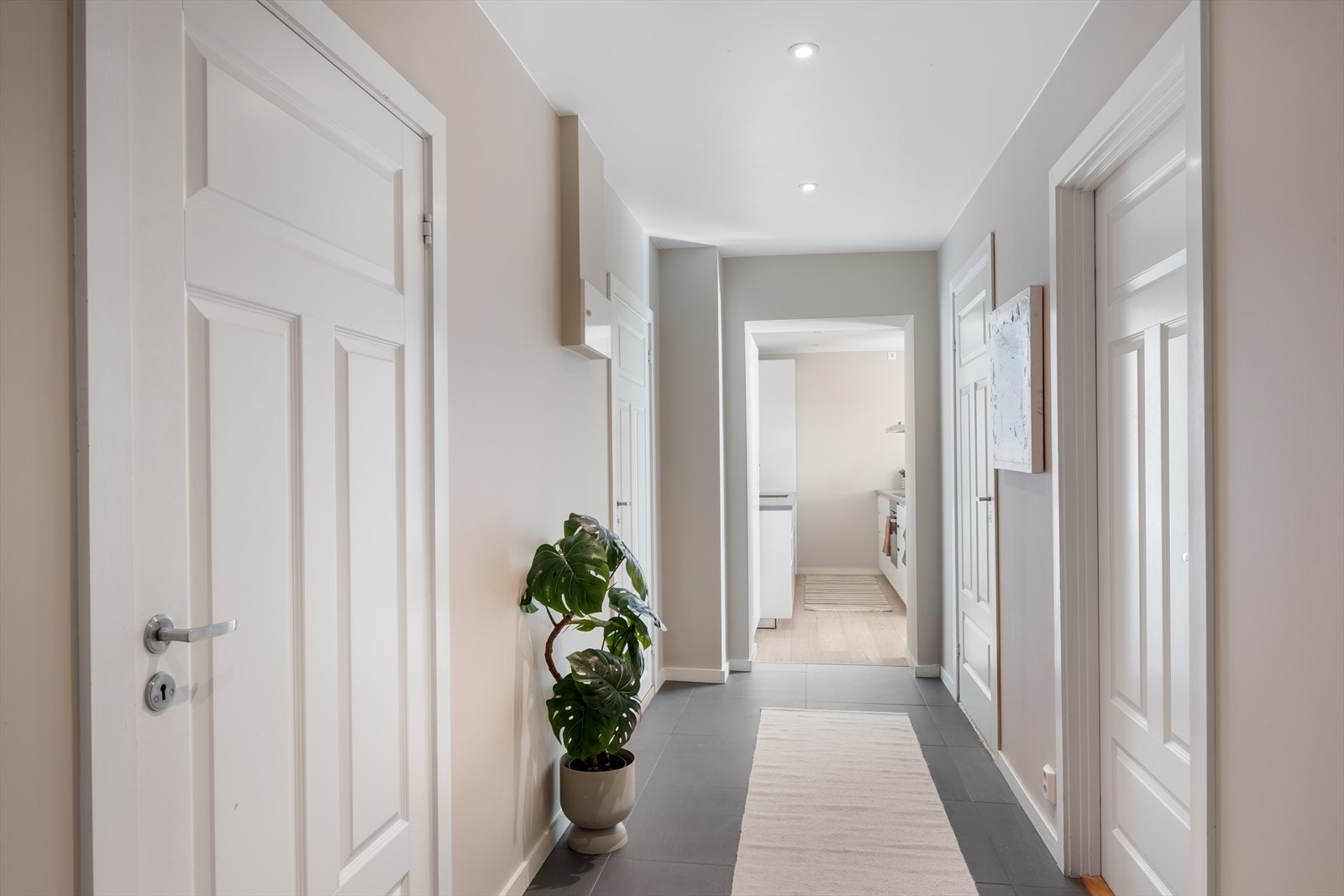 Velkommen inn i en trivelig entré som gir et godt førsteinntrykk av boligen. Galleribilde