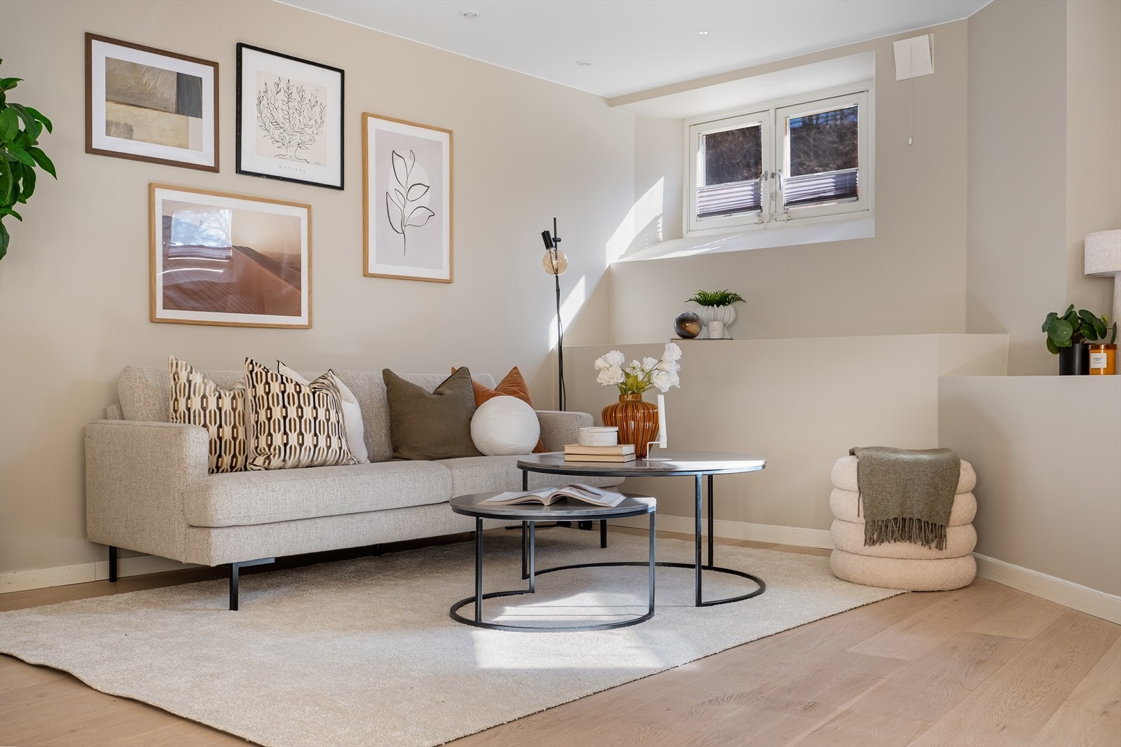 Leiligheten ble pusset opp i 2019, blant annet med stilrent kjøkken fra IKEA, nytt gulv, malte vegger og lekkert bad. Galleribilde