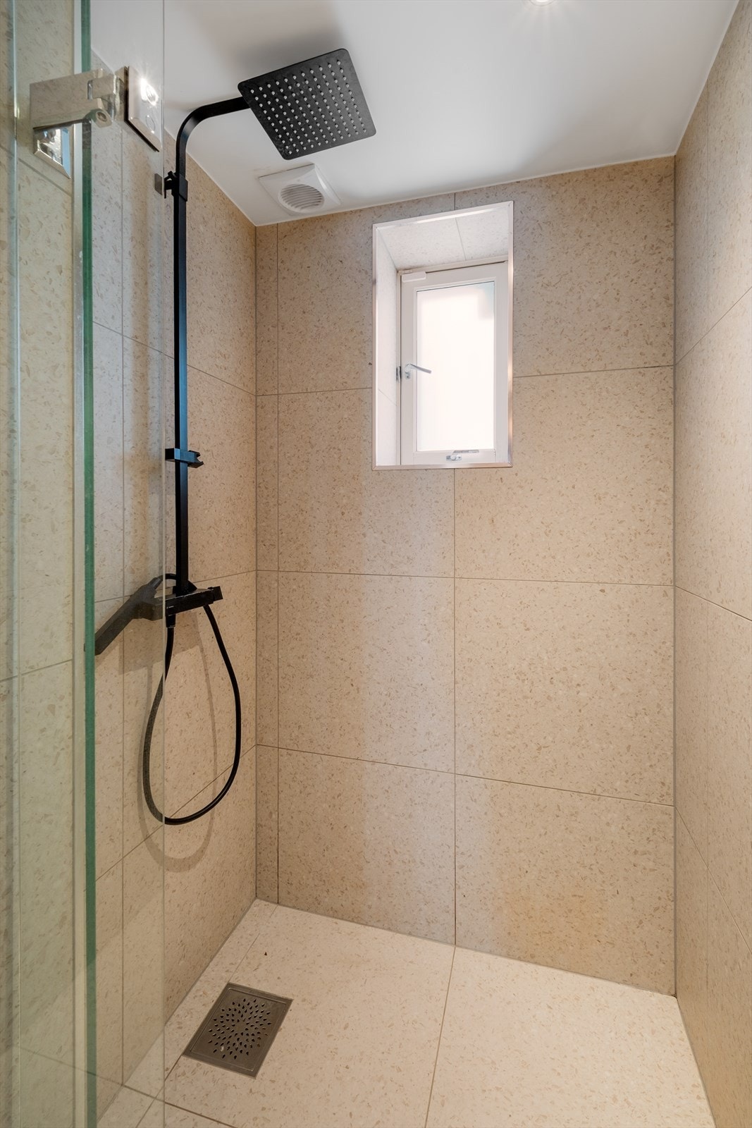 Badet er også innredet med et dusjhjørne med armatur. Galleribilde