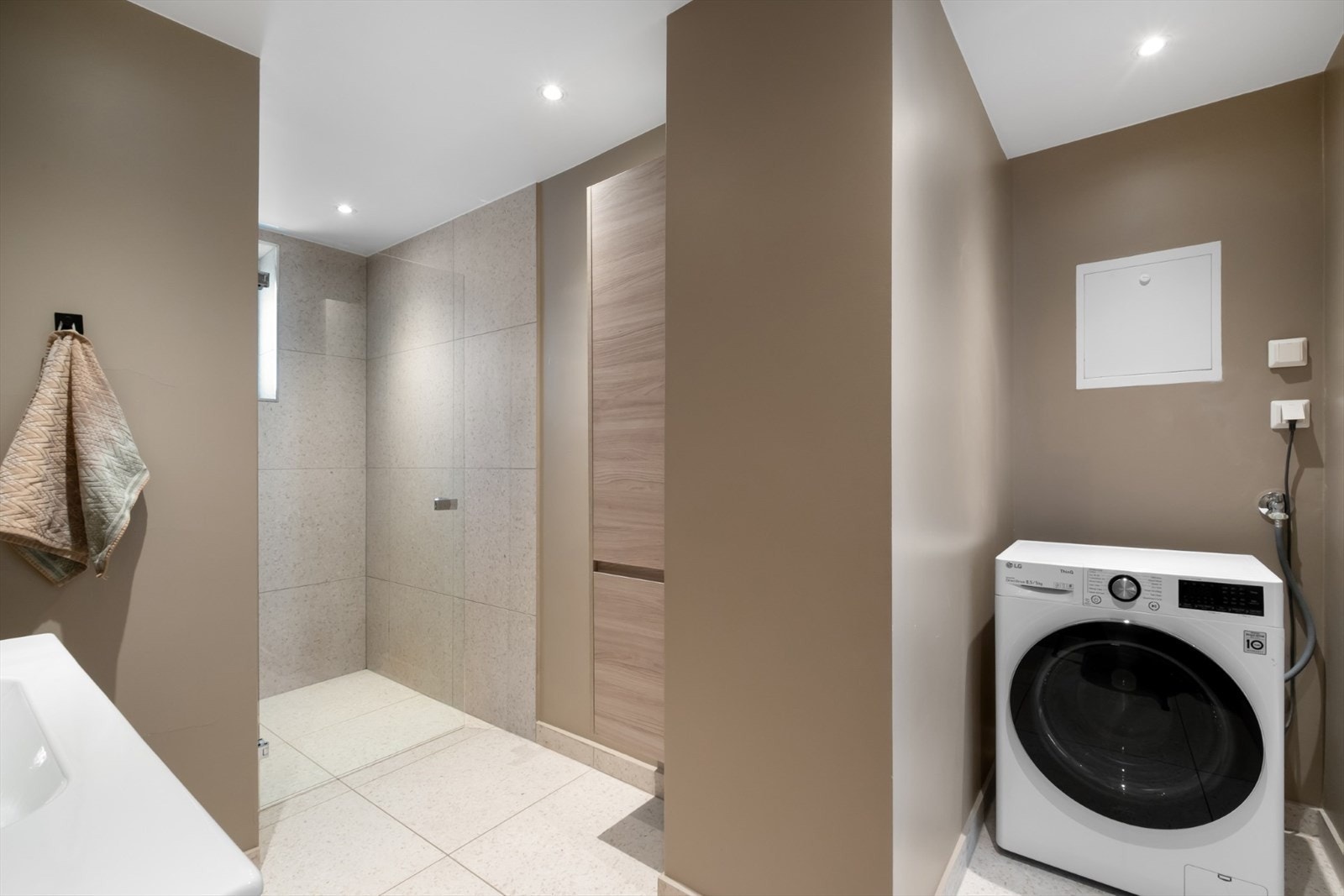 Stort og lekkert bad fra 2019. Badet har flislagt gulv, med flotte 60x60-fliser som også er lagt på veggene i dusjsonen. Galleribilde