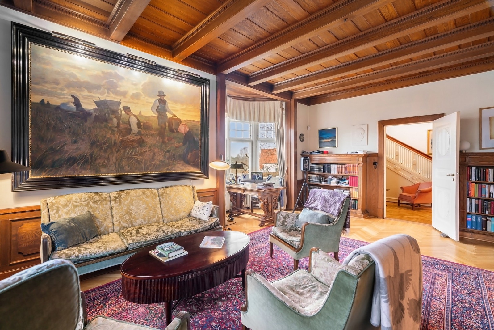 Den ene stuen har karnapp mot hagen, og i rommet er det synlige takbjelker og en original skapinnredning av svært god kvalitet. Skapet er spesialtilpasset, med fronter og hyller i eik. Galleribilde