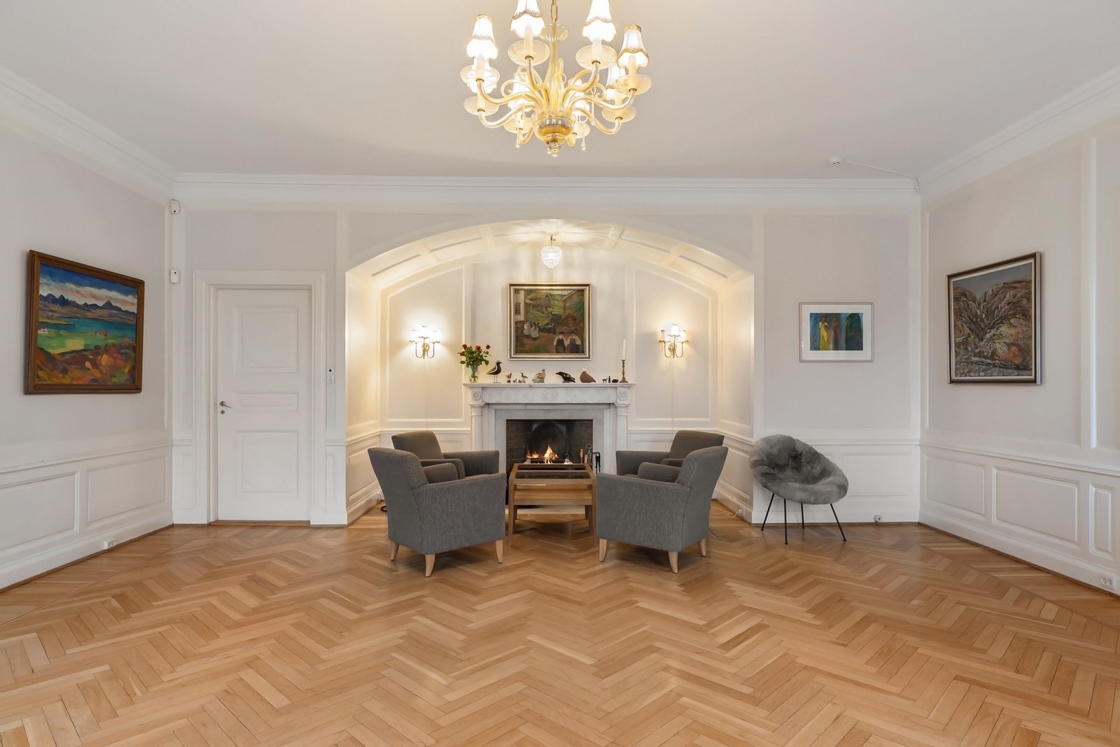Den midtre stuen har himling med enkel rosett, og lune kvelder sikres av en elegant og oppmurt peis. Galleribilde