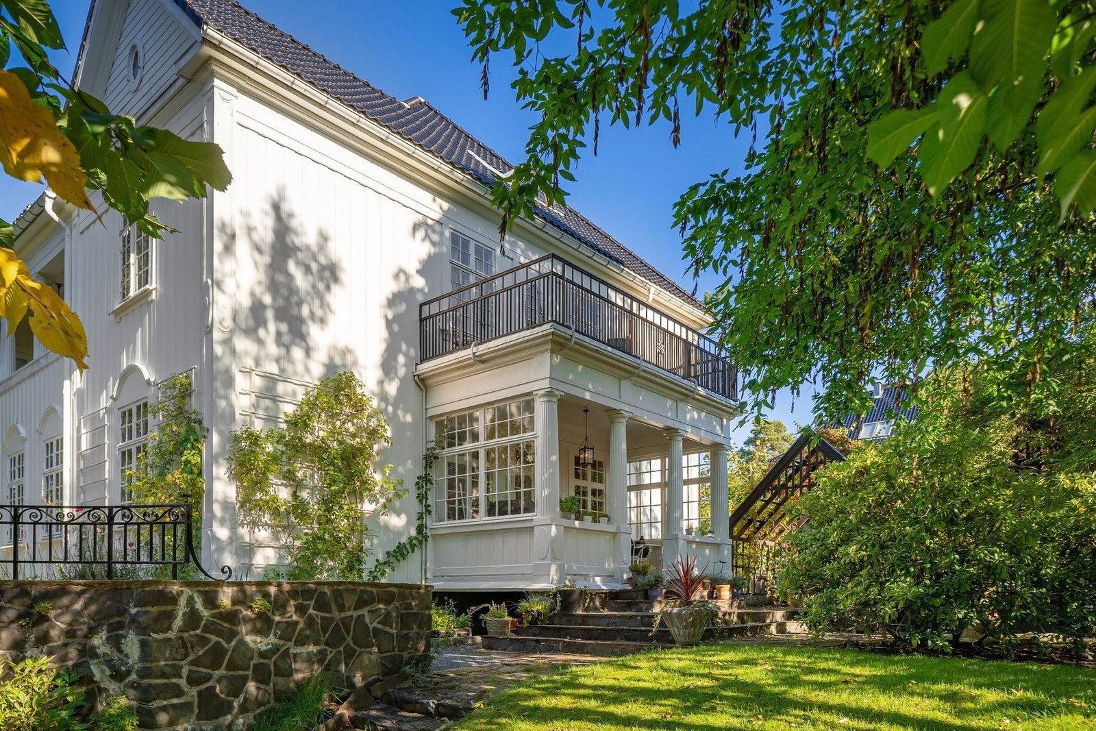 På villaens østside er det verandakonstruksjon i sveitserstil over to plan. Den nedre verandaen ligger utenfor spisestuen og har et areal på ca. 15 kvm. Den øvre verandaen måler ca. 16 kvm, og har adkomst fra et av soverommene i andre etasje. Galleribilde