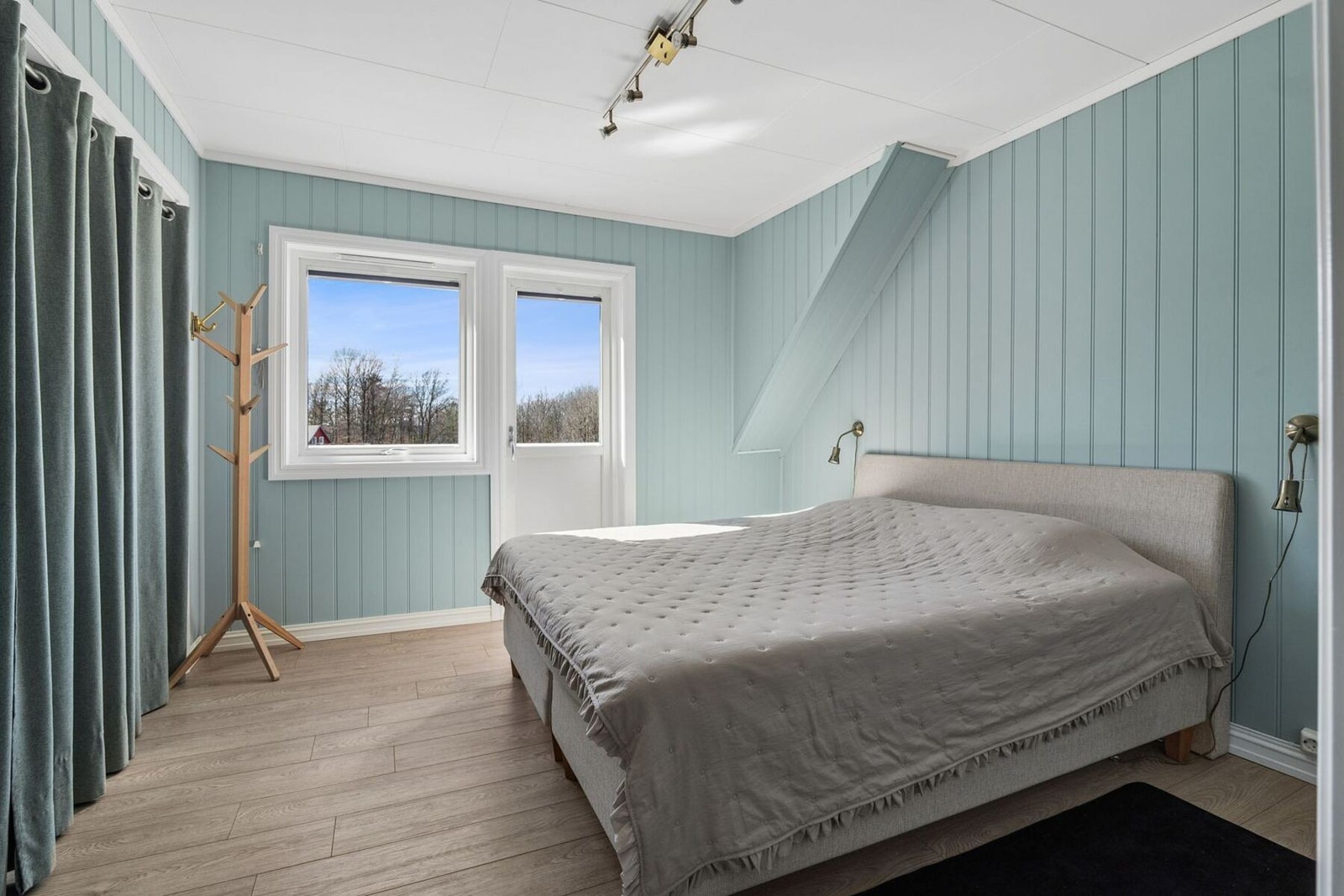 Hovedsoverommet er romslig og det er utgang til veranda. Galleribilde