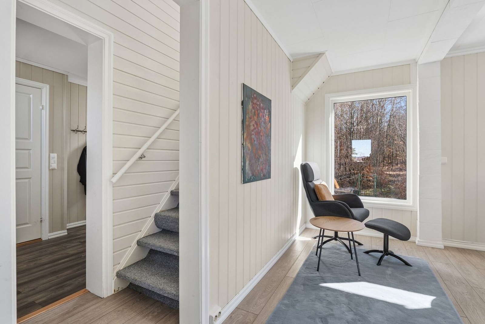 Mellom stuen og entreen går man opp trappen til 2. etasje. Galleribilde