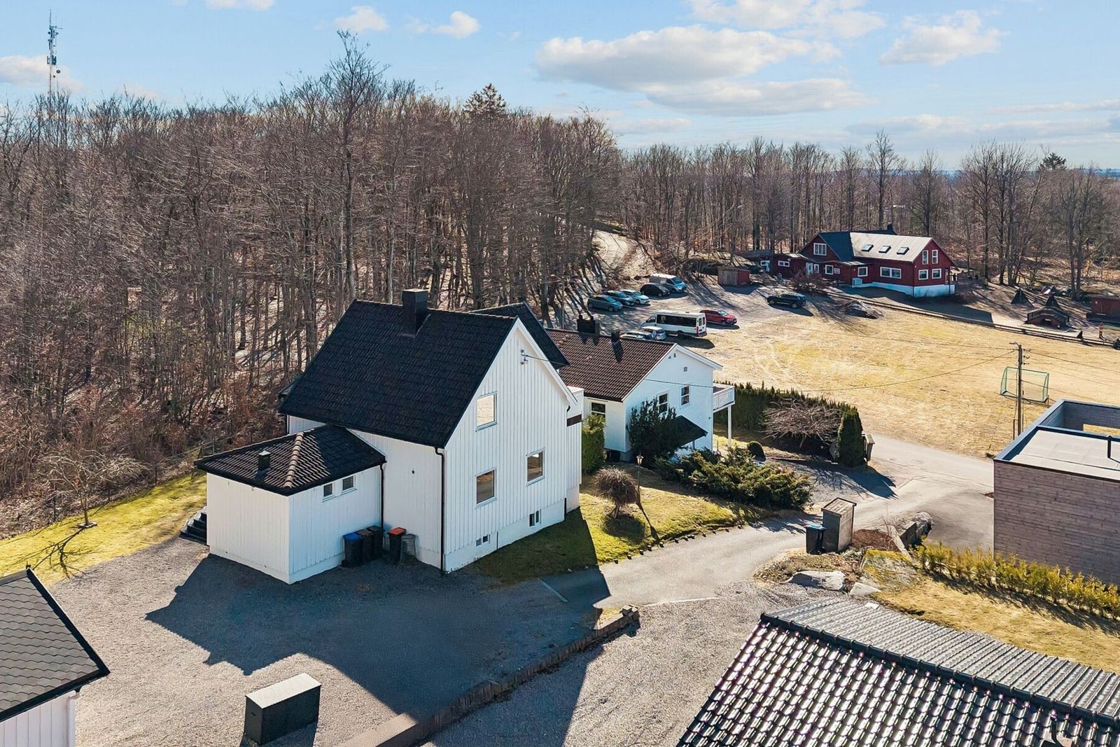Rett utenfor døra er det fine turmuligheter i skogen, og legg gjerne turen til Midtåsen hvor Anders Jahres tidligere villa troner med omkringliggende parkområde. Galleribilde