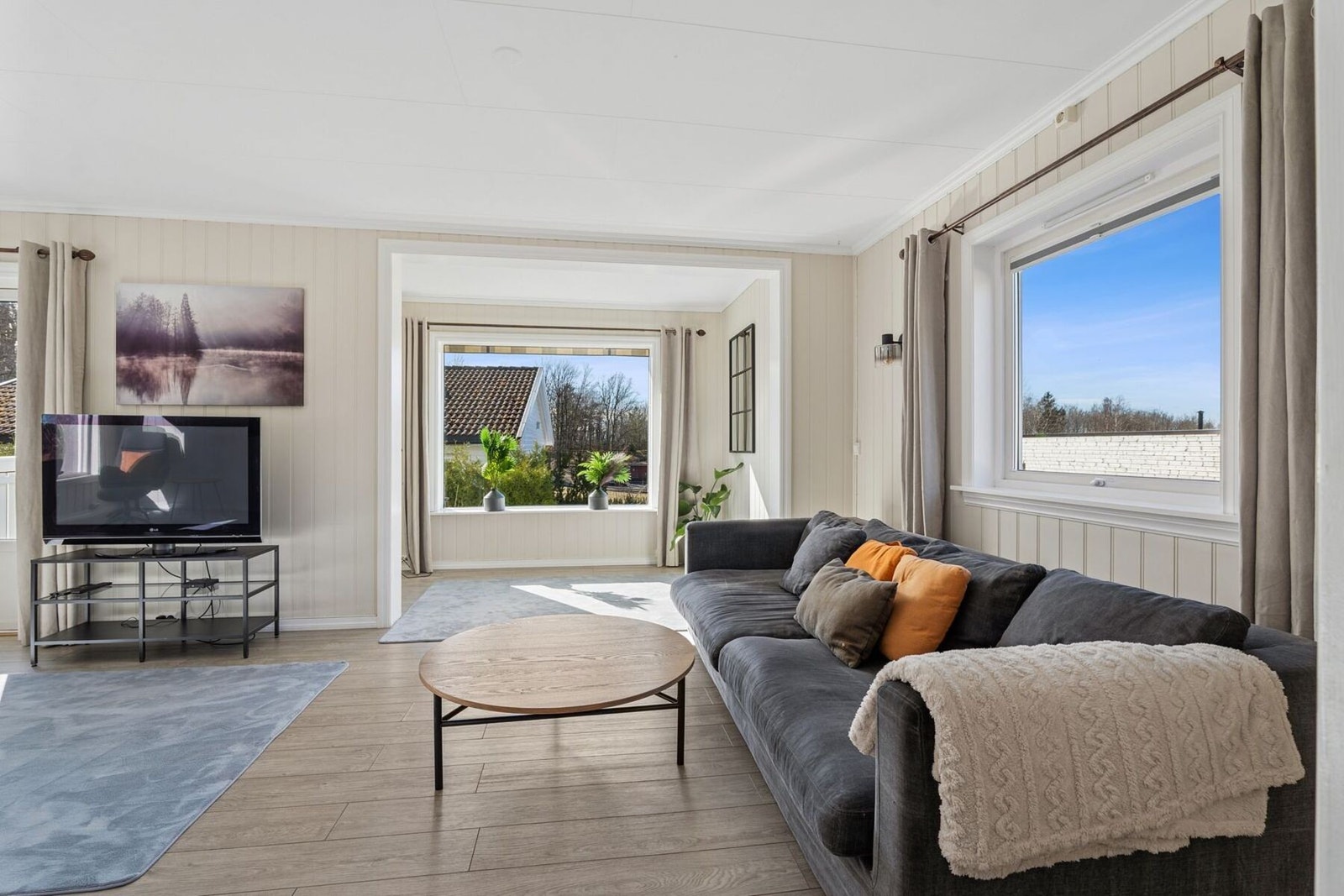 Stuen har godt med lysinnslipp via store vinduer. Galleribilde
