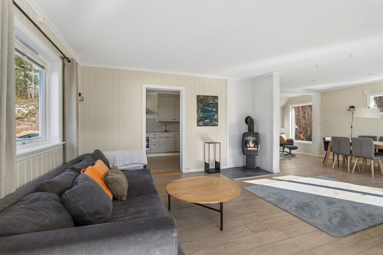 Det er god plass til flere sittegrupper i stuen uten at det føles trangt. Galleribilde