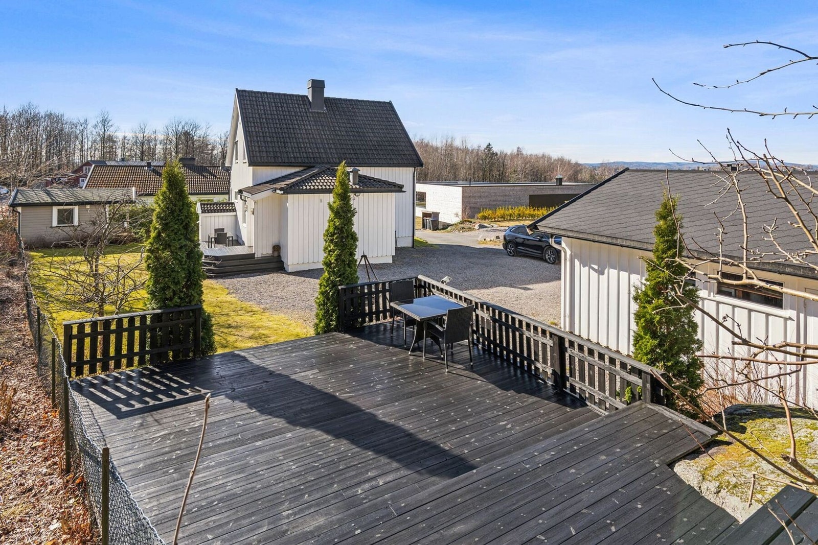 Boligen har en romslig og solrik tomt med flere uteplasser. Galleribilde