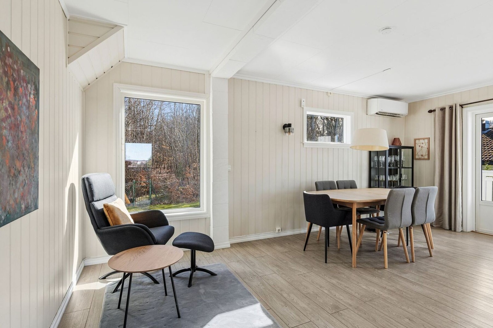 Det meste av overflater er pusset opp i 2019 og boligen er malt i lyse og delikate farger. Galleribilde