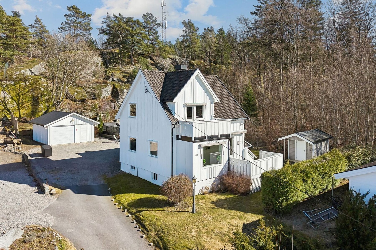 Privatmegleren v/ Weronica Sandbæk har gleden av å presentere Mokollveien 31! En fin høytliggende enebolig med flott utsikt i et veletablert og rolig boområde. Galleribilde