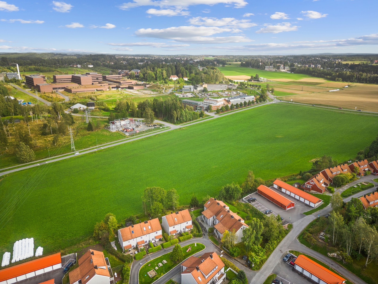 I 2023 ble det satt opp nye garasjer m/hems + EL-BIL lader i regi av Borettslaget. Galleribilde
