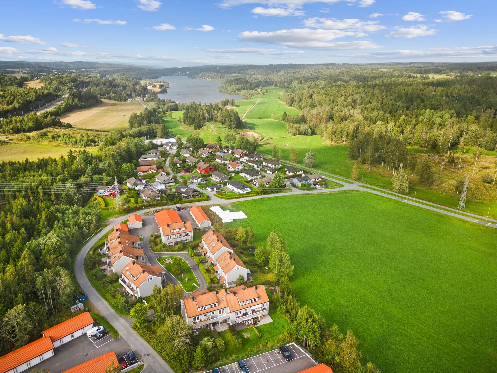 Her er det umiddelbar nærhet til barneskole, barnehage, bussholdeplass. Galleribilde