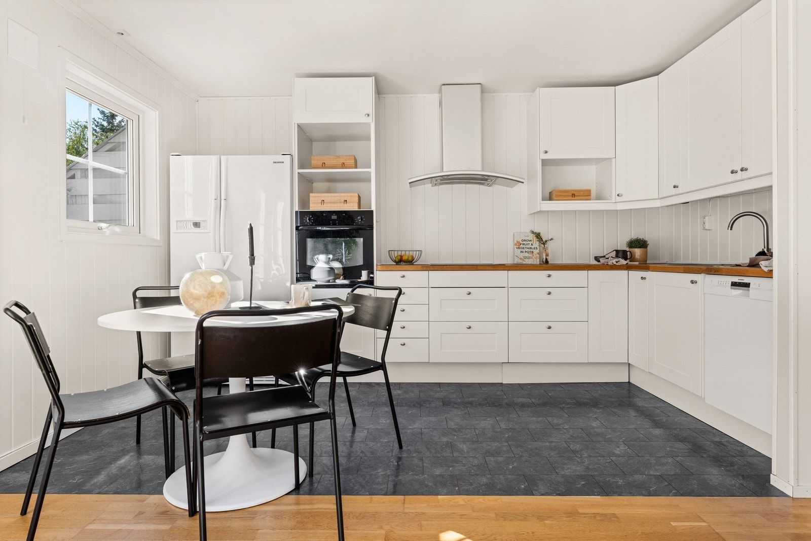 Kjøkkeninnredningen fra Ikea er i henhold til tilstandsrapport fra 2010. Galleribilde