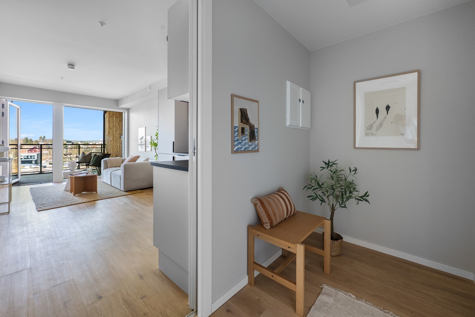 Gangen har plass til entrémøblement etter ønske og behov. Galleribilde