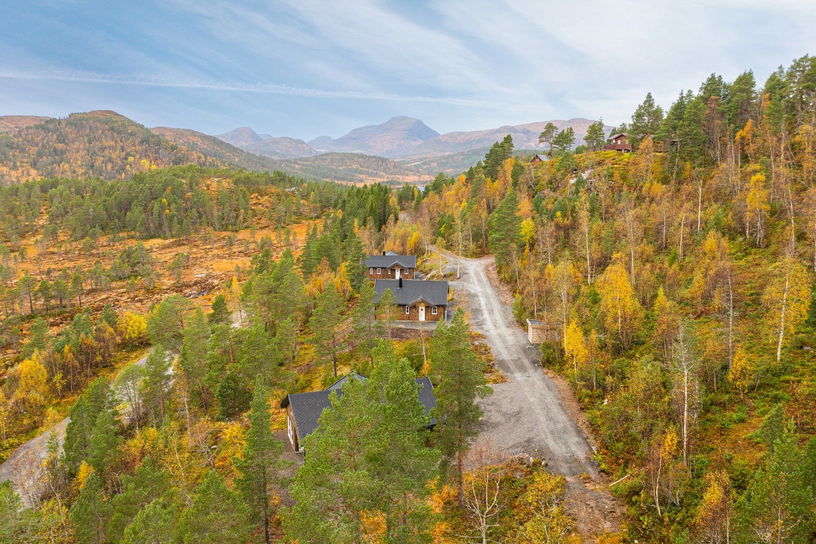 Det er enkel adkomst til hytta med vei helt frem til døra. Det er ca. 13 minutters kjøring fra sentrum av Kyrksæterøra, 1 time fra Orkanger og 1 time og 40 min. fra Trondheim. Galleribilde