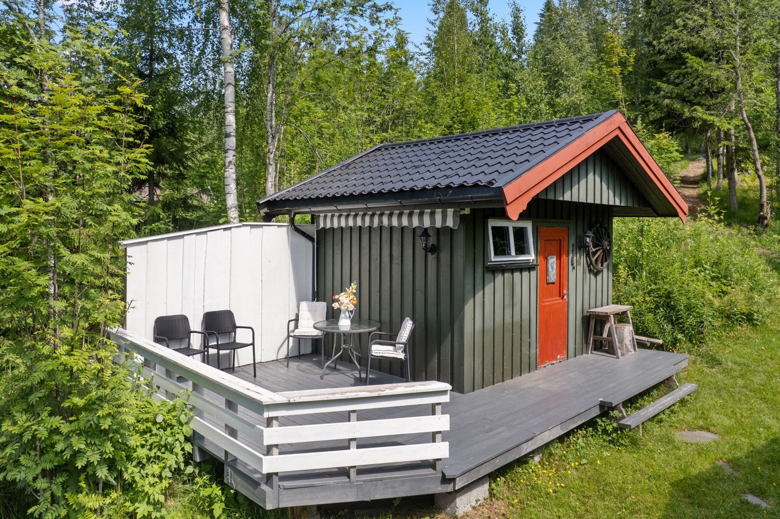 Uthus med rom for utedo og lagringsplass. Galleribilde