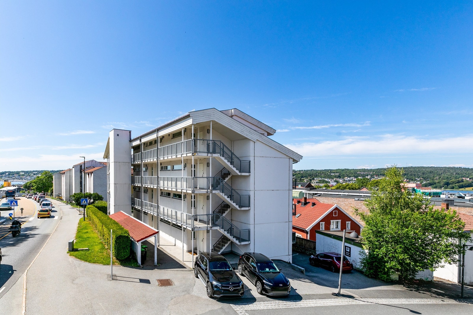 Det medfølger ingen biloppstillingsplass til leiligheten. Gateparkering i området skjer etter gjeldende bestemmelser. Galleribilde