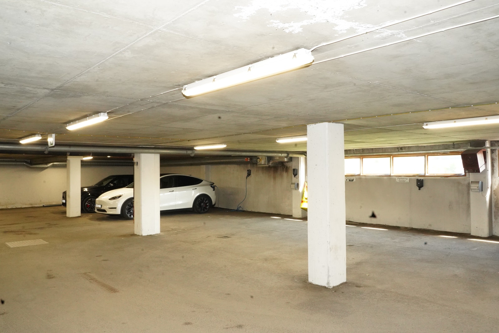Parkeringskjeller med e-lader Galleribilde