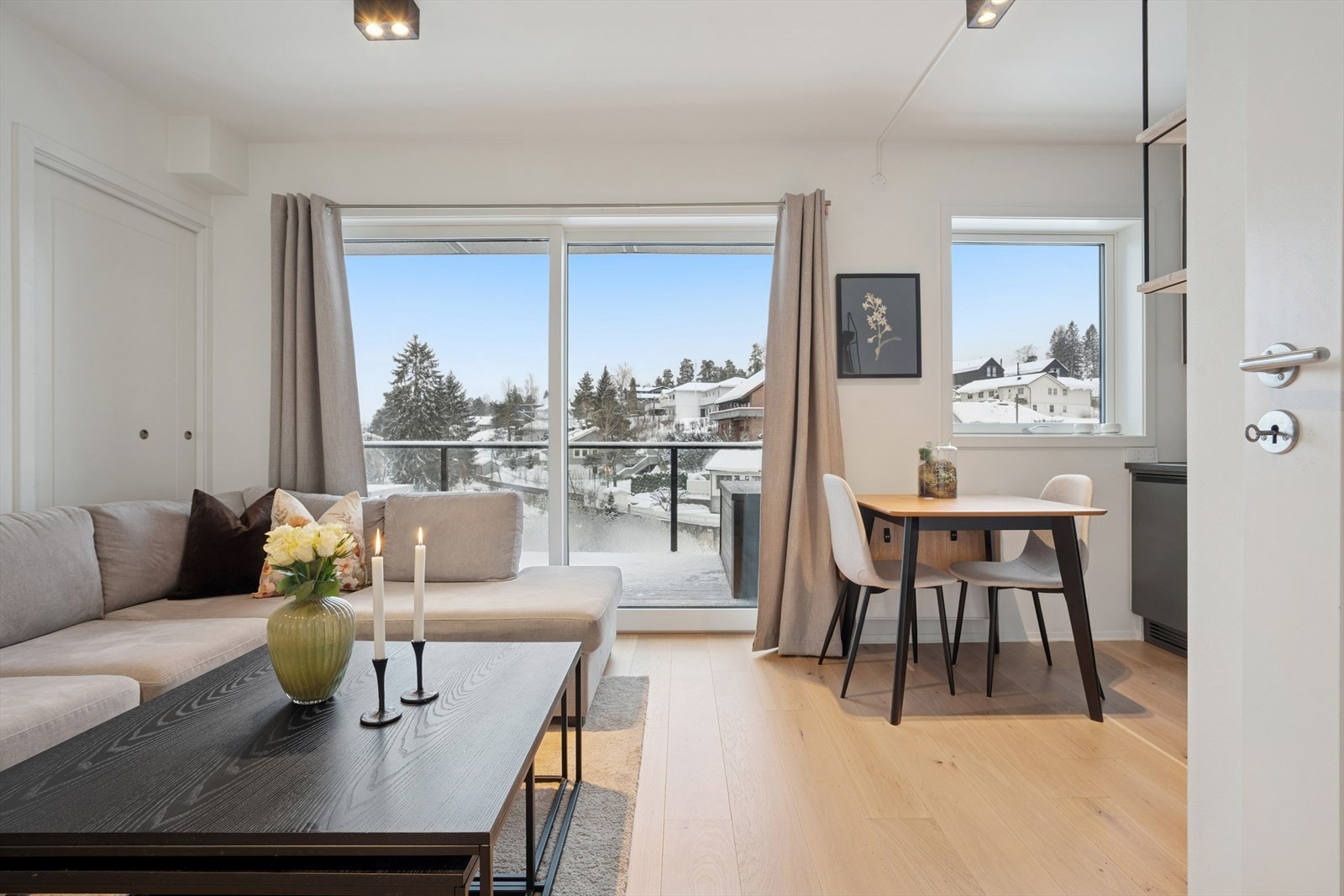 Fra entréen kommer du inn i en åpen stue- og kjøkkenløsning. Galleribilde