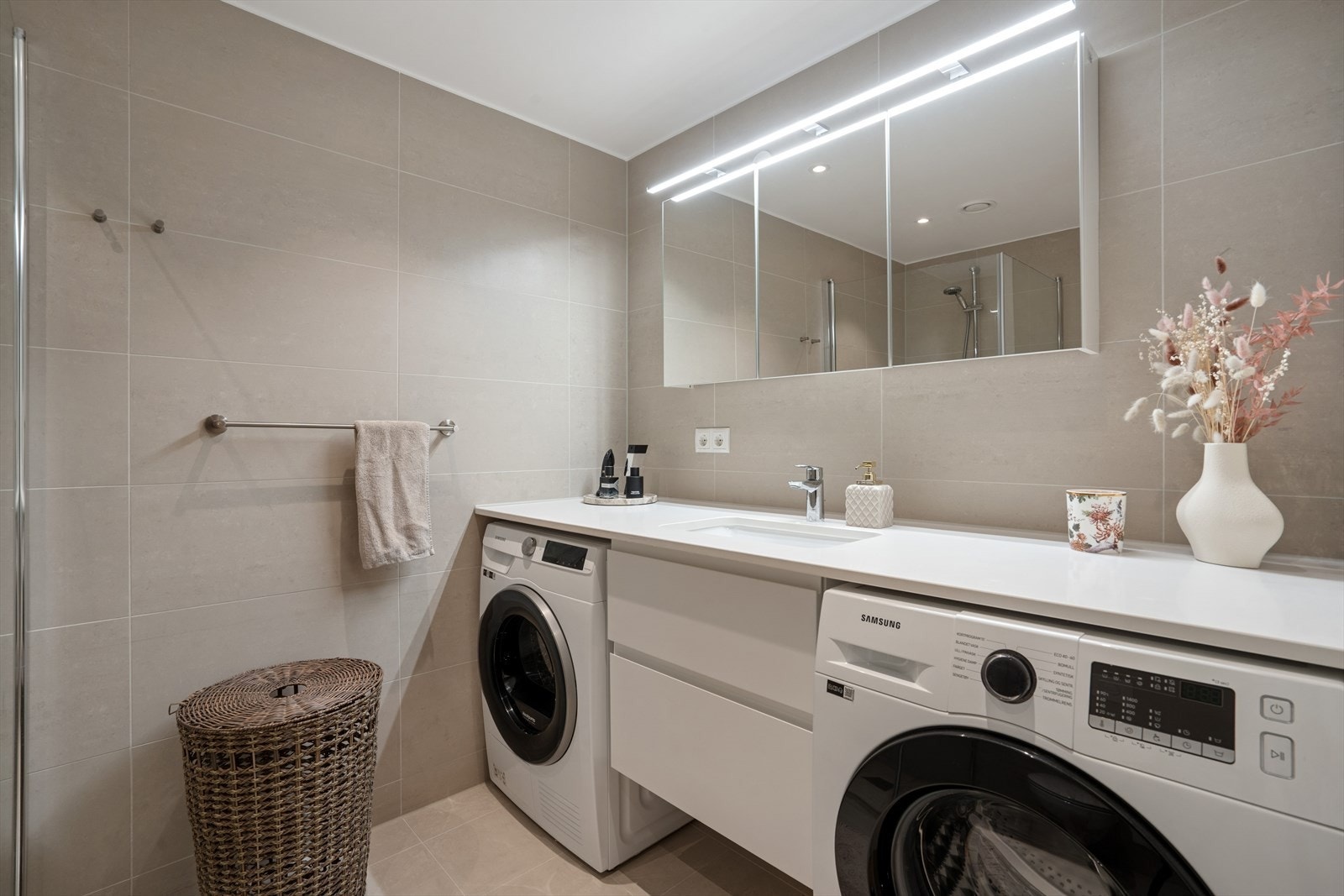 Badet har vannbåren gulvvarme for økt komfort, og praktisk opplegg for vaskemaskin. Galleribilde
