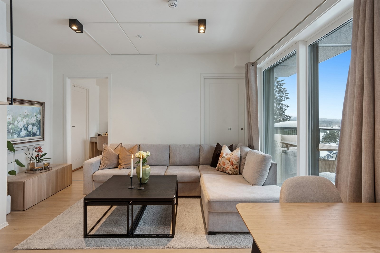 Gjennomgående 1-stavs eikeparkett på gulv og malte flater gir et helhetlig inntrykk. Galleribilde