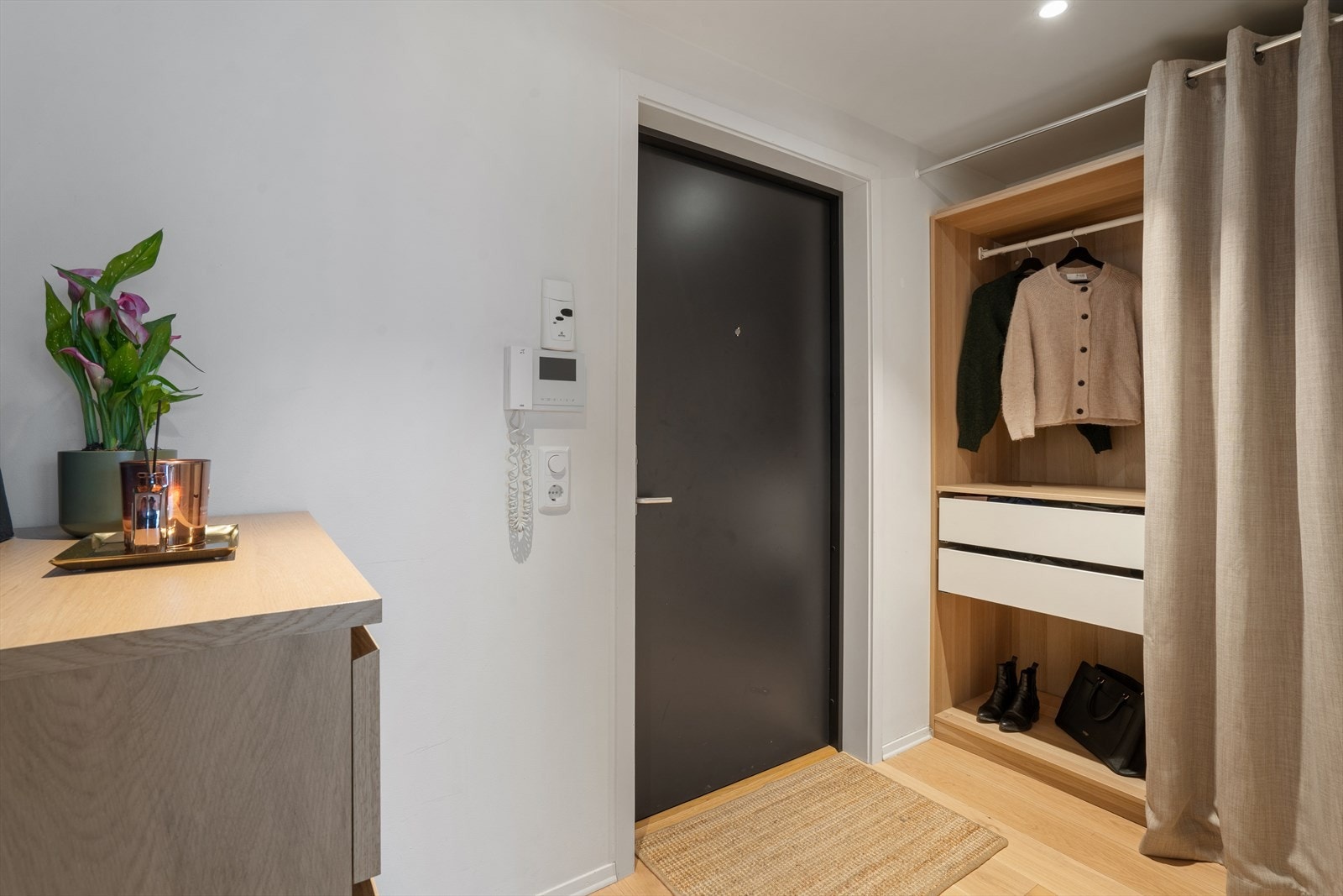 Innbydende entré med plass til oppbevaring av yttertøy og sko. Galleribilde