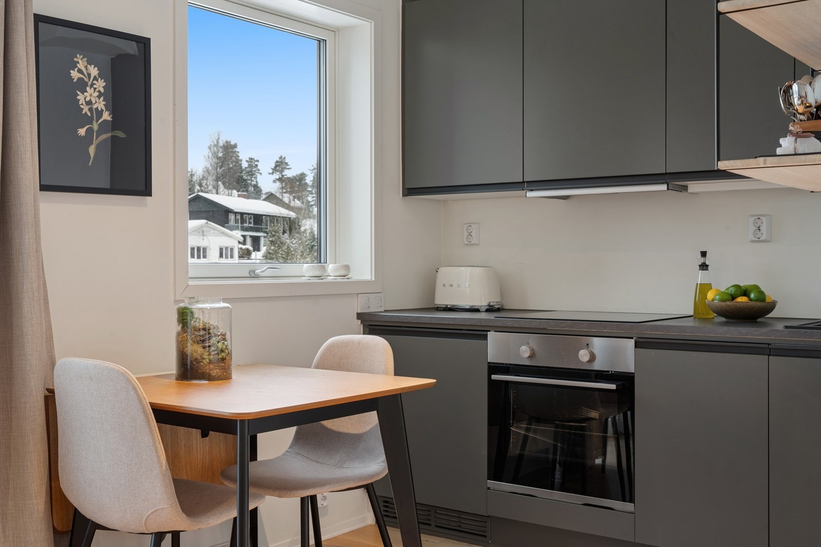 Kjøkkeninnredningen fra 2022 har glatte fronter og en benkeplate i laminat. Galleribilde