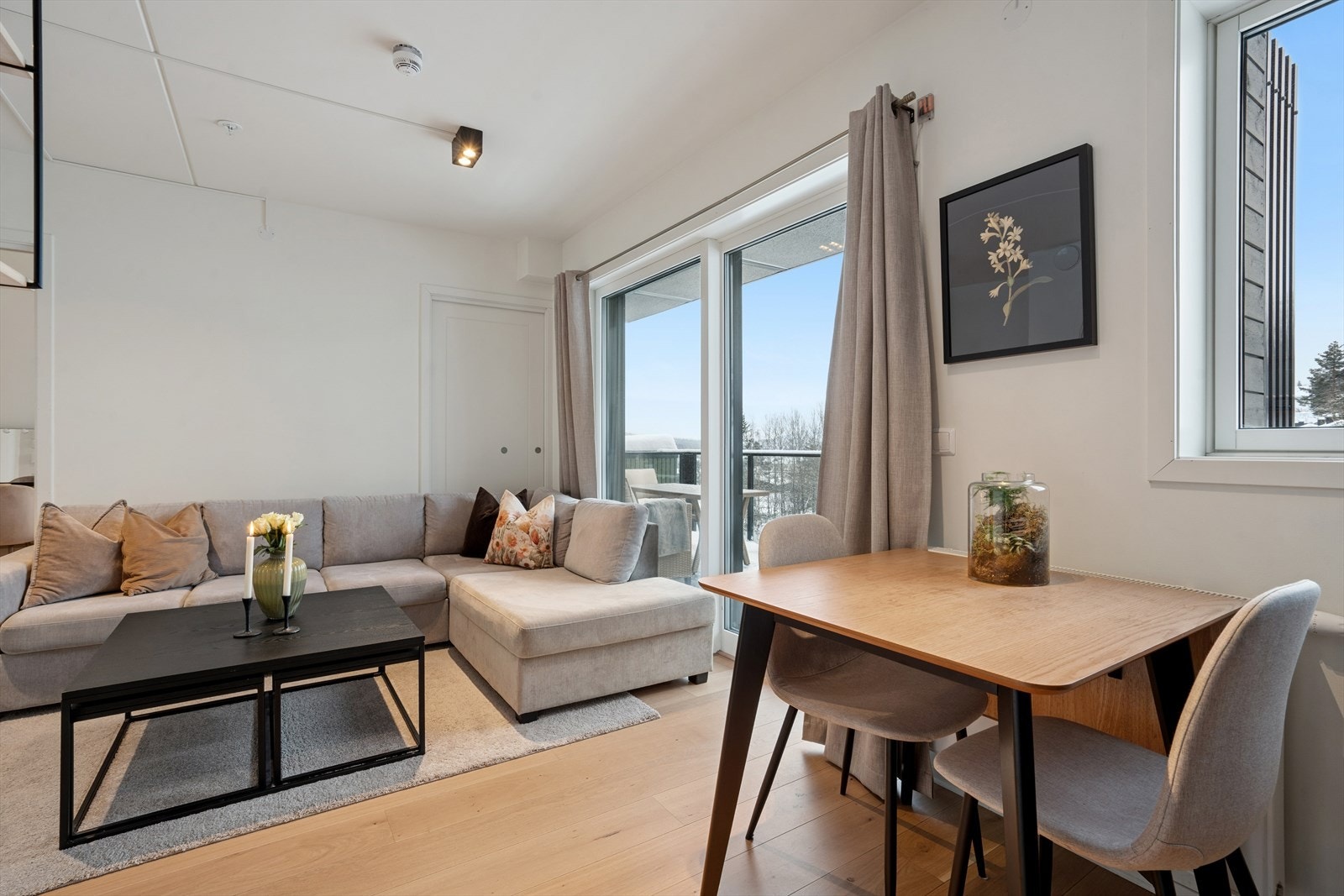Stuen gir god plass til både sofagruppe og spisebord. Galleribilde