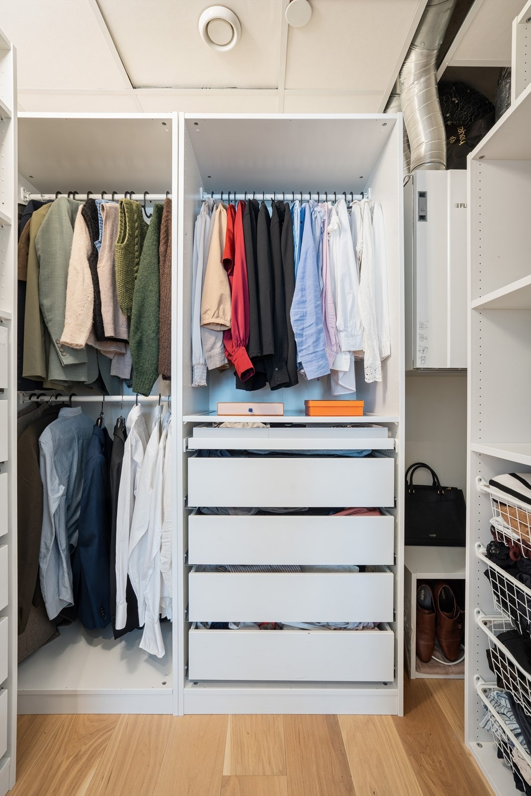 I tilknytning til soverommet er det en praktisk walk-in-garderobe med god lagringsplass. Galleribilde