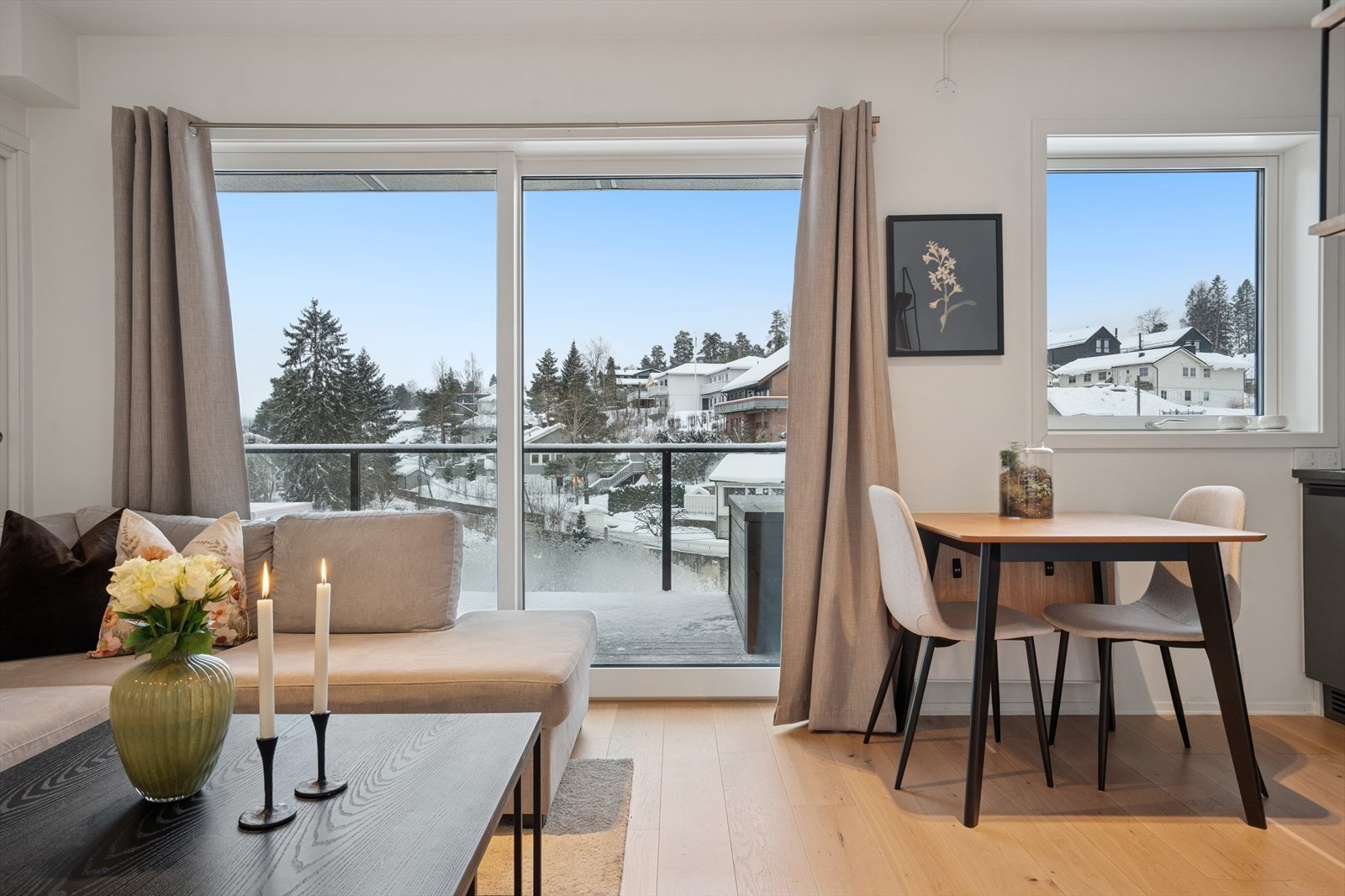 Store vindusflater slipper inn rikelig med dagslys og gir en luftig atmosfære. Galleribilde