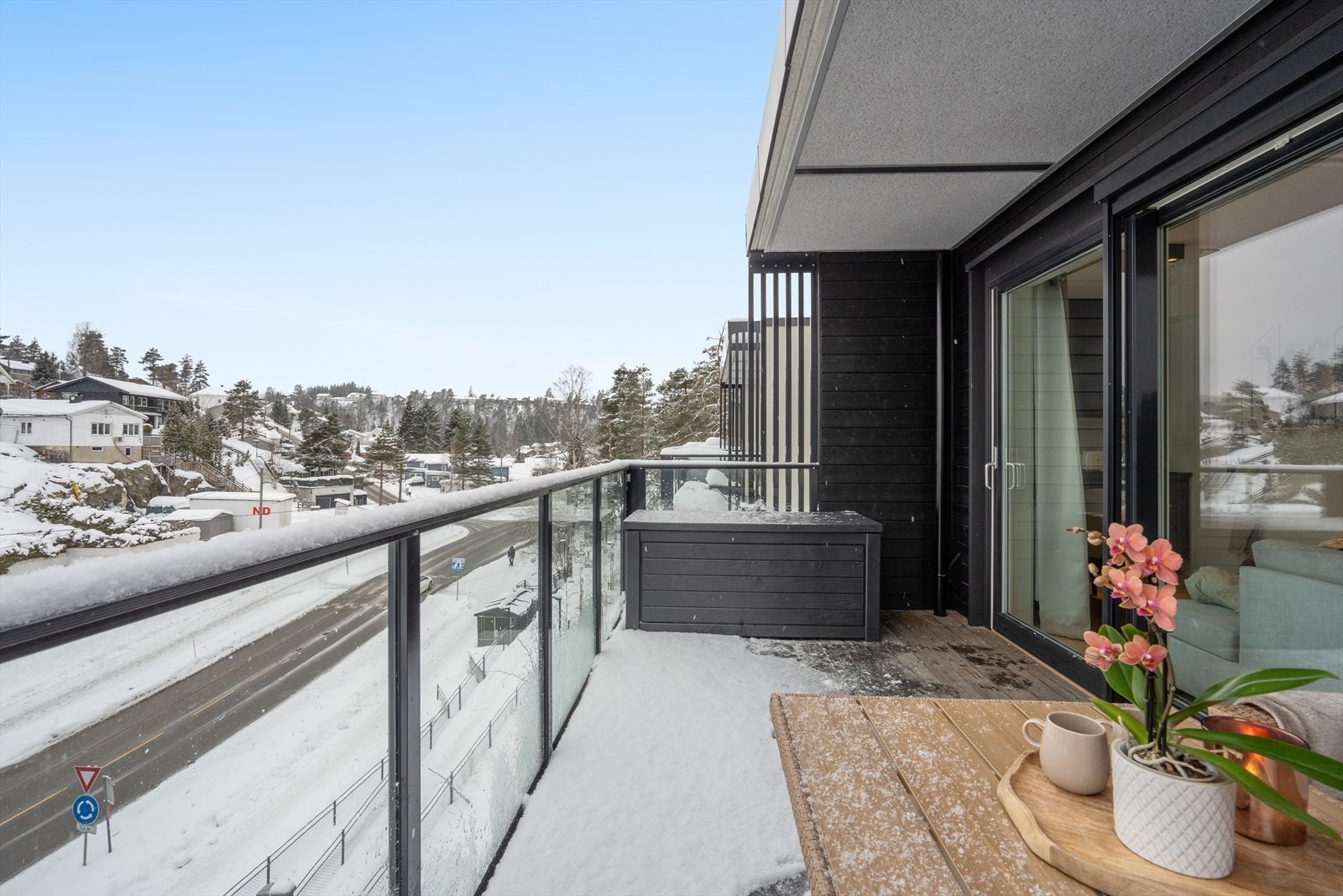 Balkongen har betongdekke og et rekkverk i glass som sikrer utsikten. Galleribilde