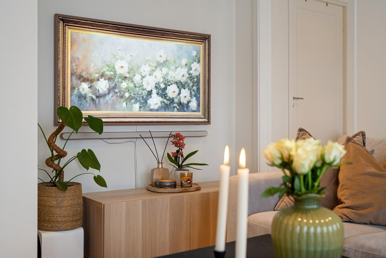 Boligen er tilknyttet fjernvarme og har balansert ventilasjon for et sunt inneklima. Galleribilde