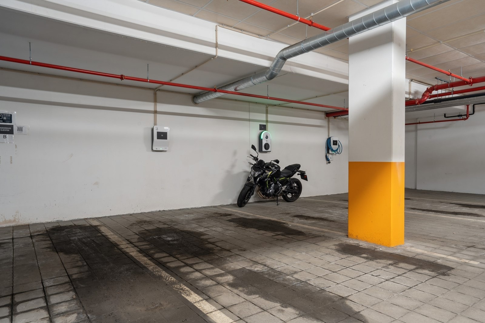 Det medfølger en egen garasjeplass i felles anlegg. Galleribilde