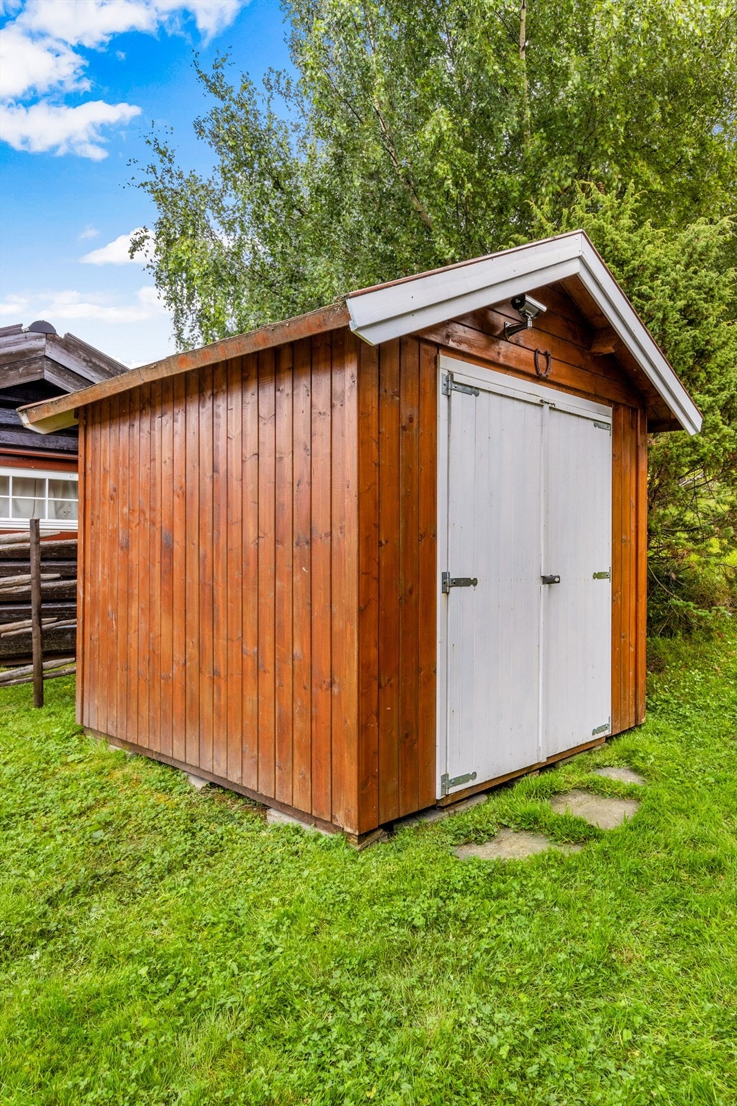 Den frittstående utebod er på ca. 5 m², perfekt for hageredskaper og annet utstyr. Galleribilde
