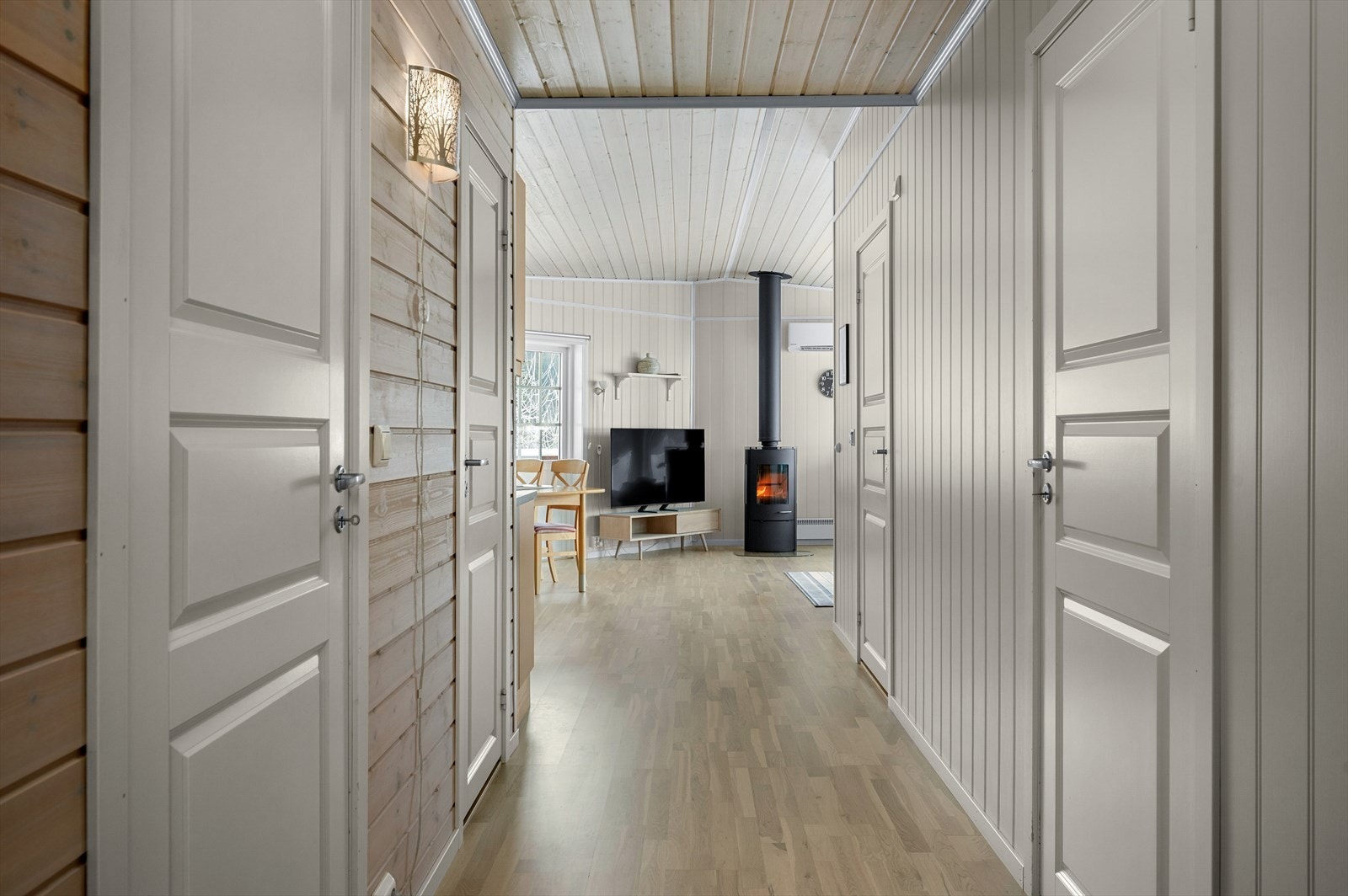 Fra gangen har man direkte adgang til boligens bad og tre soverom. Galleribilde